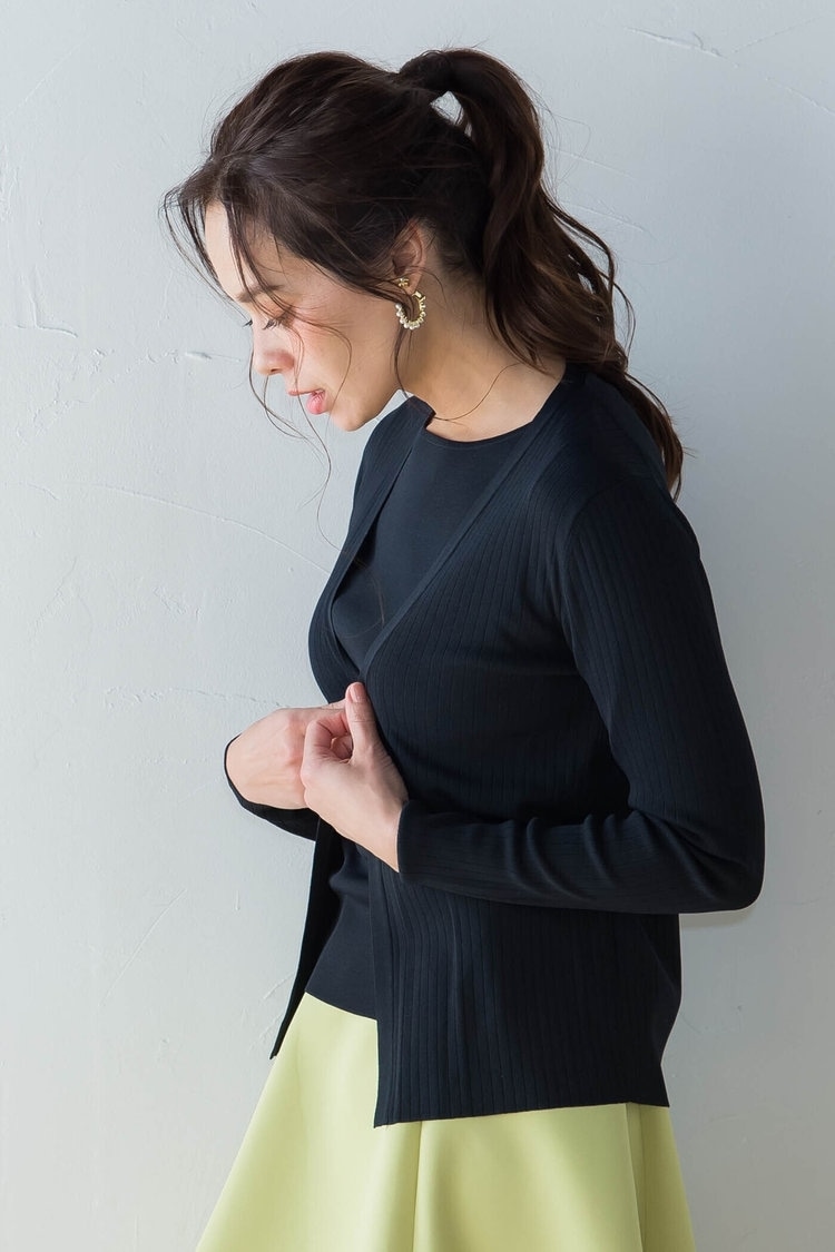 カーディガンをジャケット代わりに