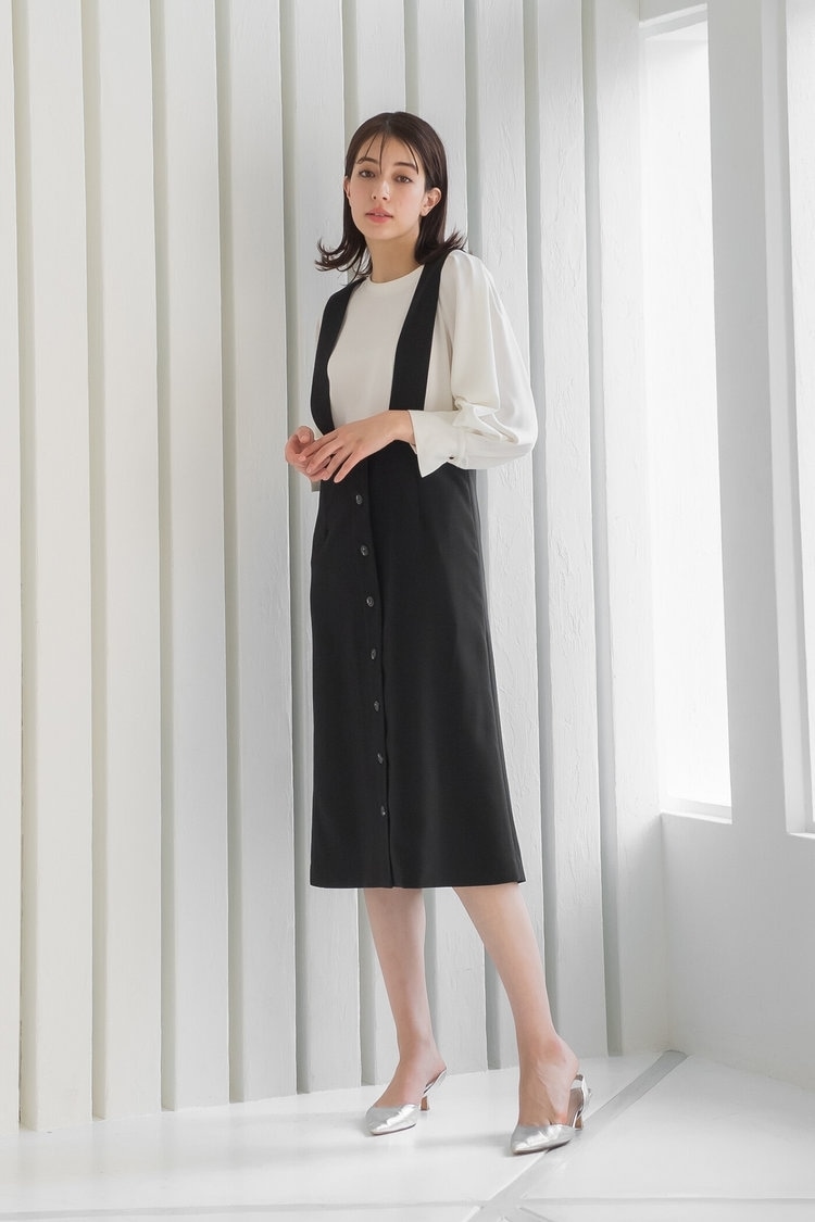 トレンドのジャンパースカートを主役に