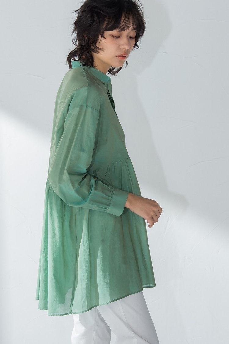 流行りのシアートップスを品よく纏う