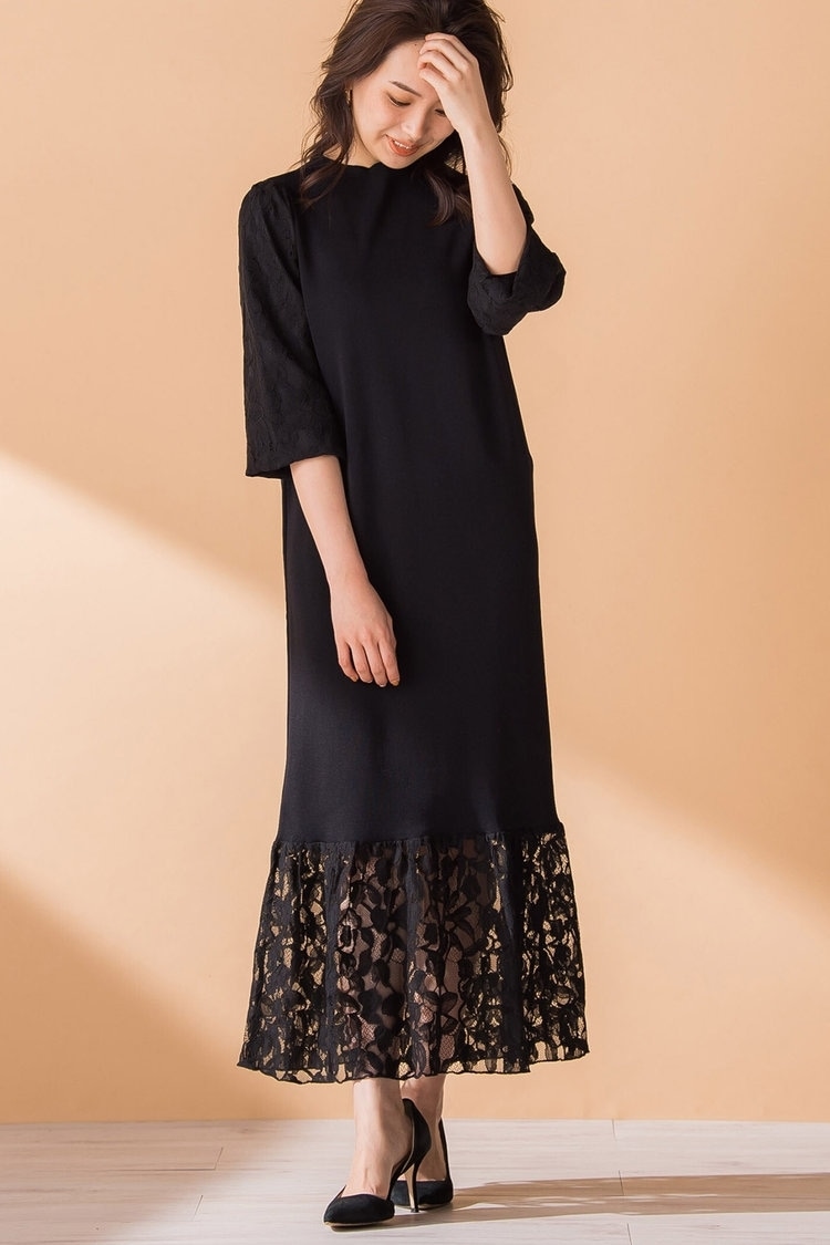 女性らしいワンピをニットで