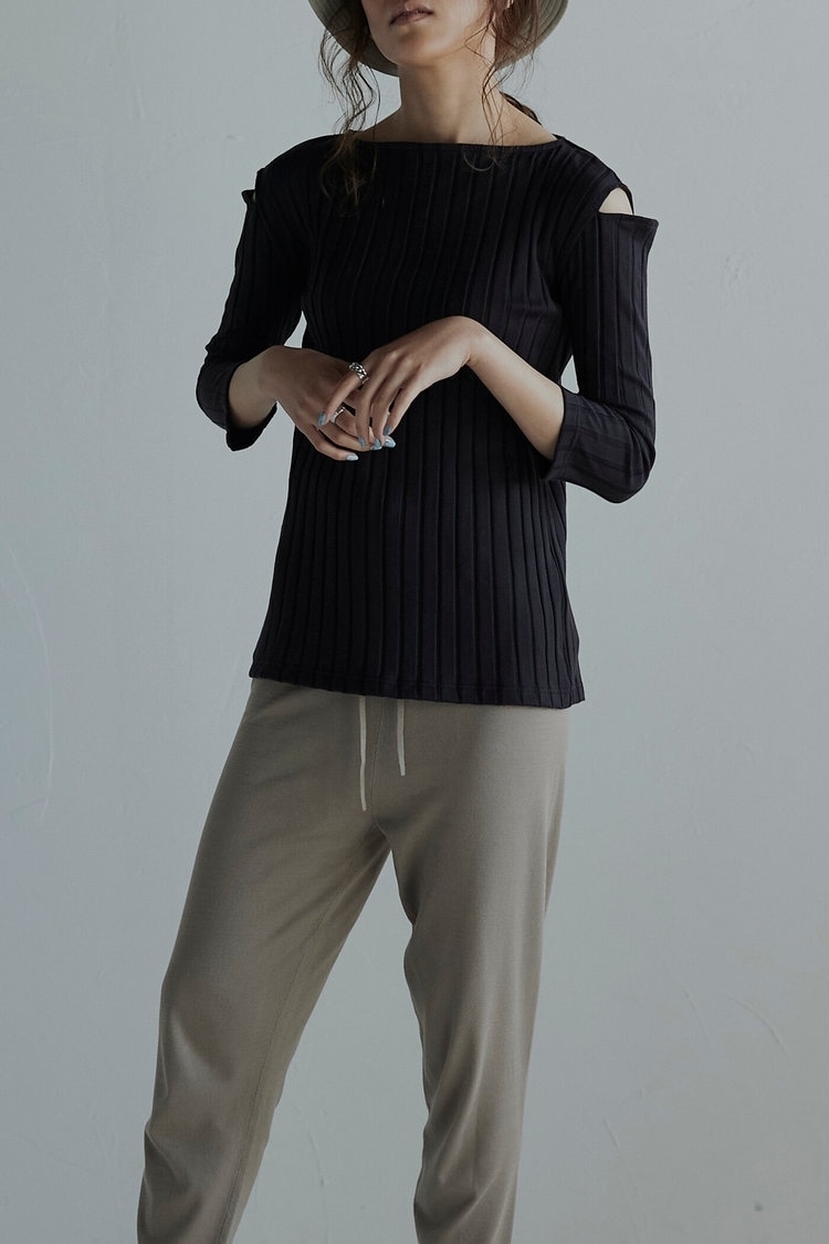 オフショルニットをメンズライクに