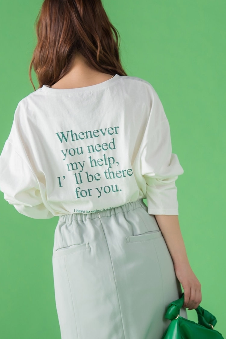 大人なロゴTにキレイ色のスカートを合わせて