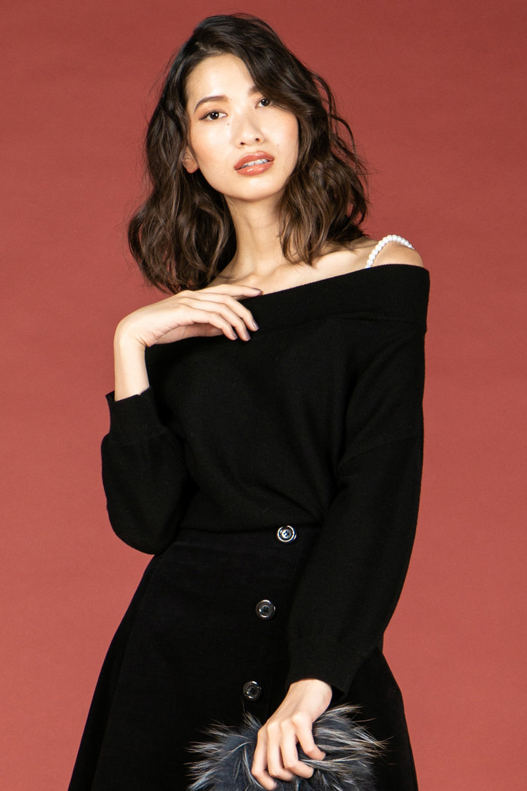 「オフショルトップス」で肩とデコルテを美しく