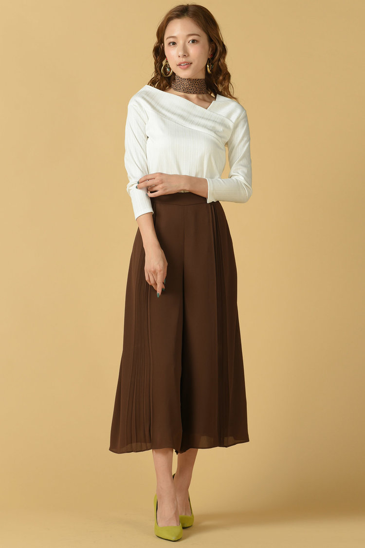 「オフショルトップス」で肩とデコルテを美しく