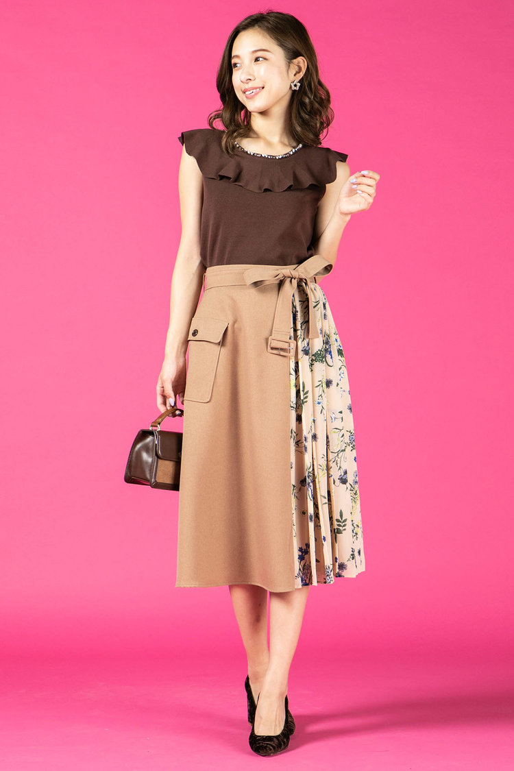 ワンポイントの「花柄」でさりげない甘さを演出