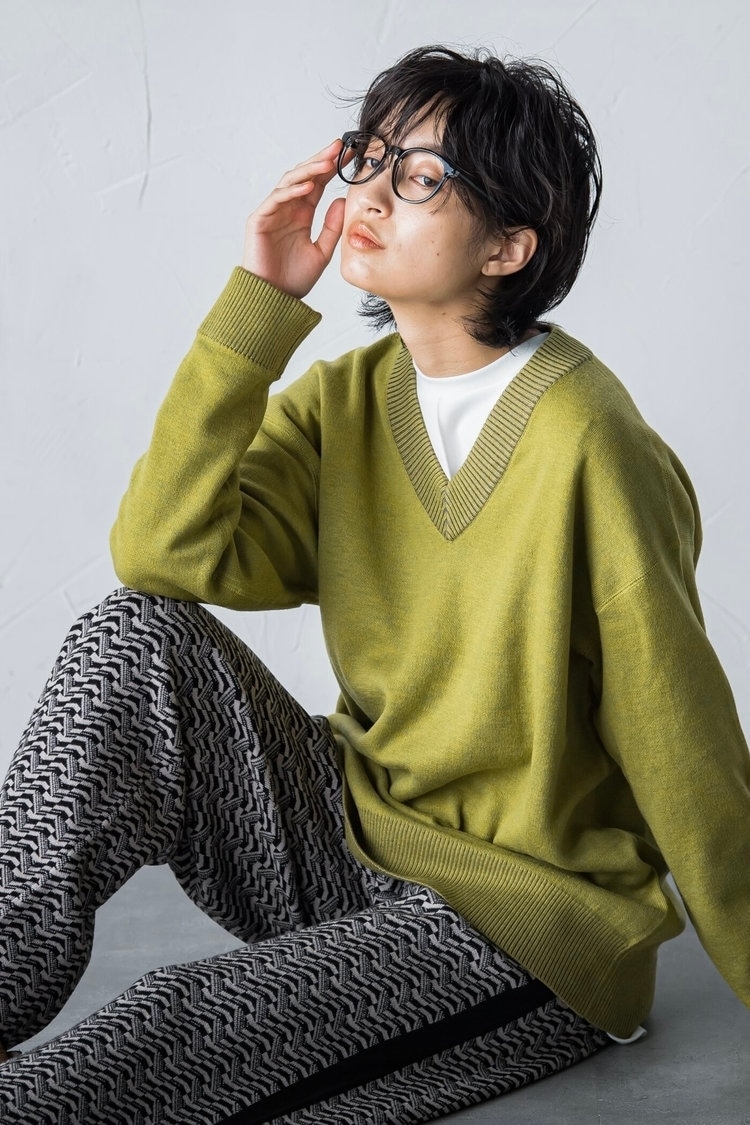 顔周りをシャープに見せてくれるVネックニットコーデ MAYSON GREY
