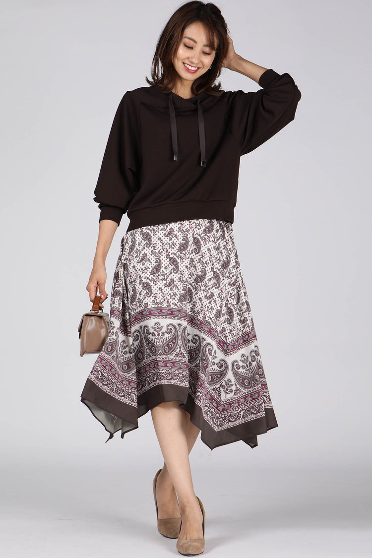 アシンメトリーなフレアスカートで遊び心をプラス