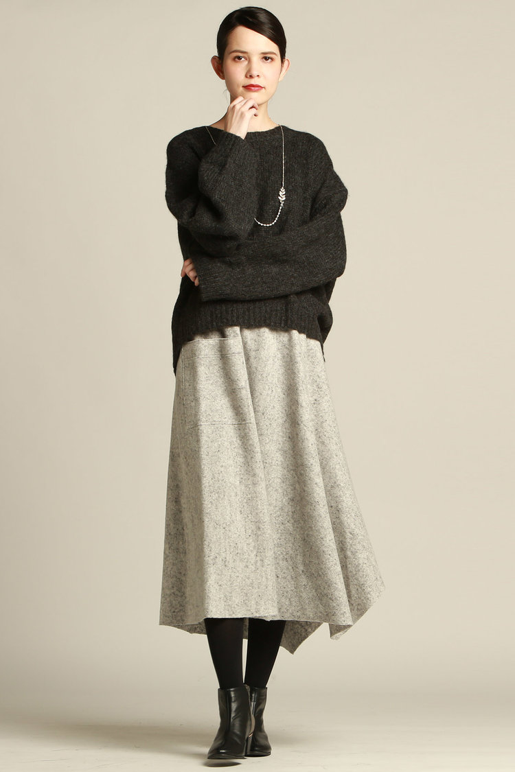 アシンメトリーなフレアスカートで遊び心をプラス