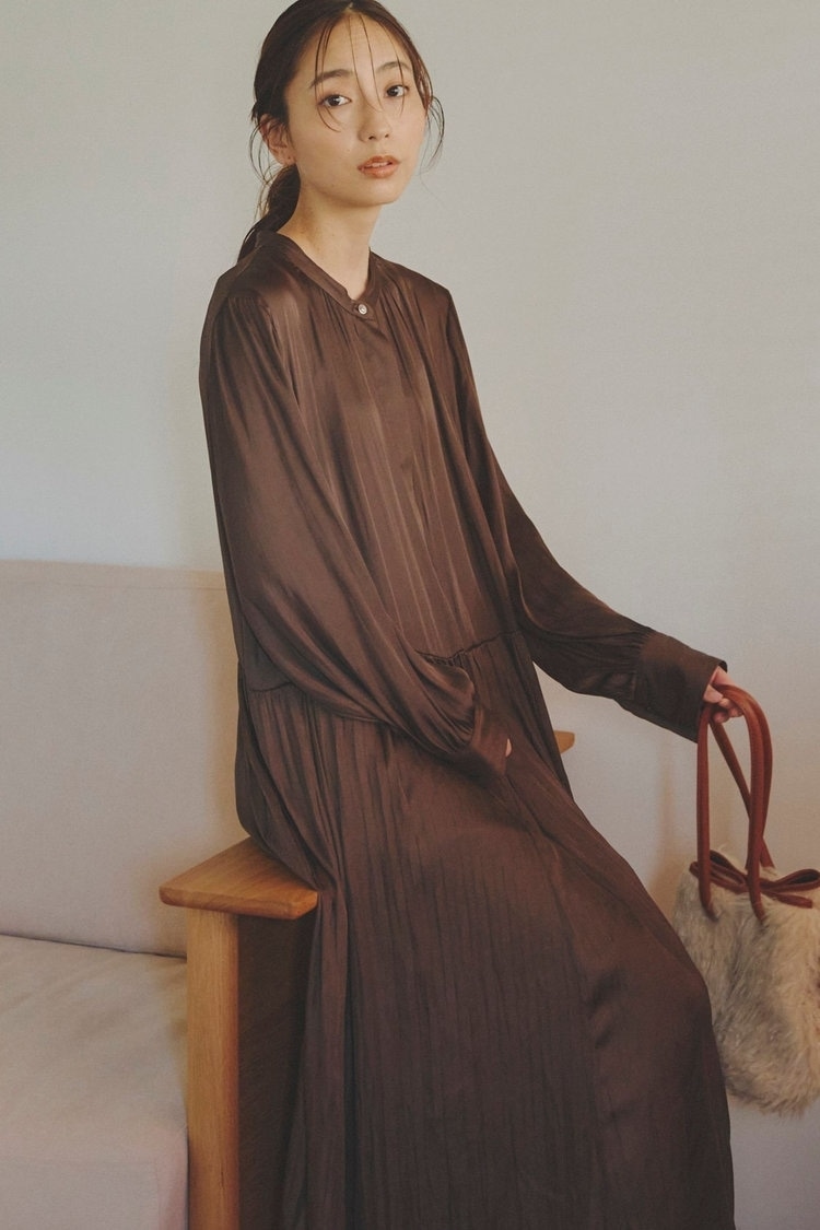 割繊サテンワンピース