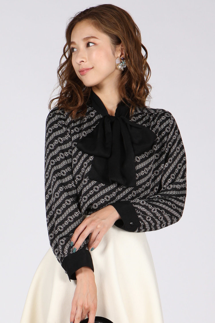 クラシカルな「ボウタイブラウス」