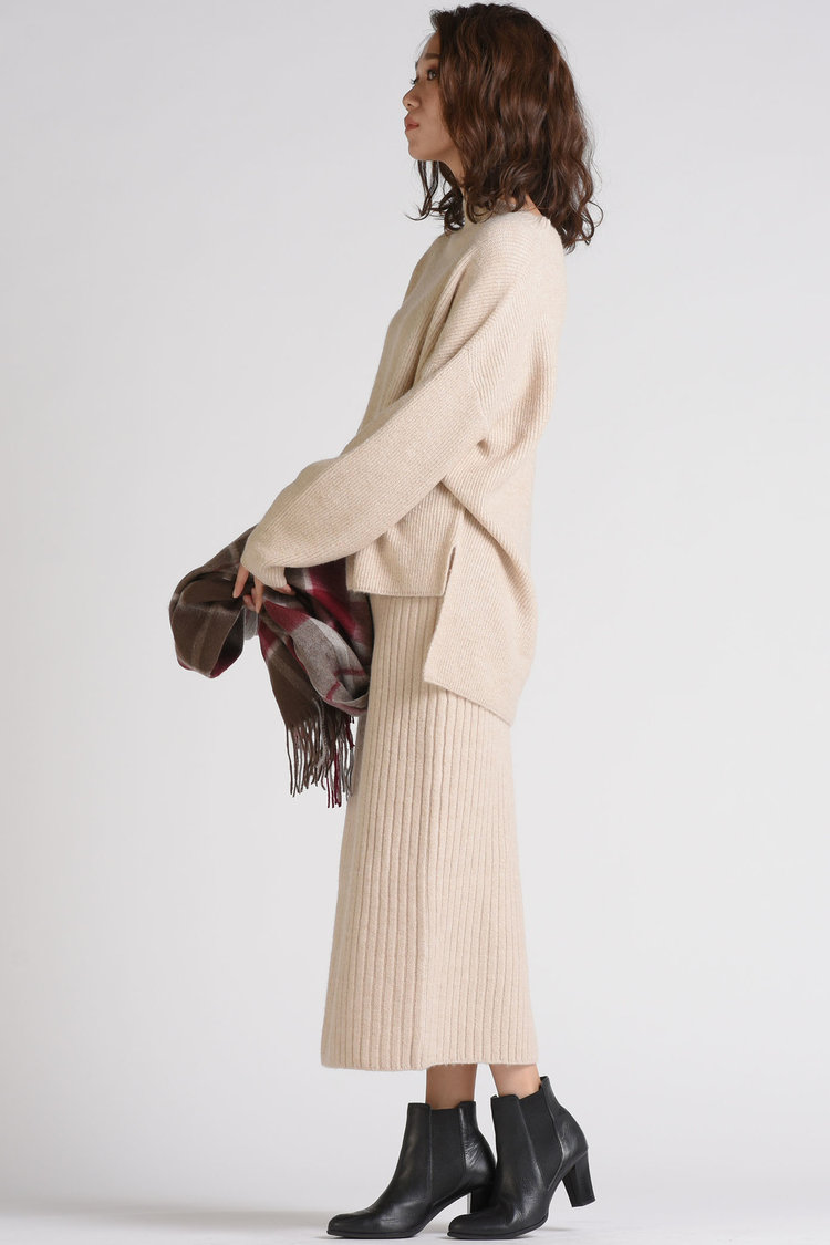 長いほど今っぽい「ロングタイトスカート」