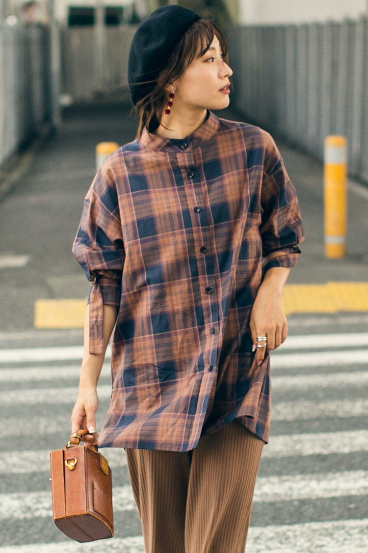 「秋色チェックシャツ×ニットパンツ」で旬のバランス