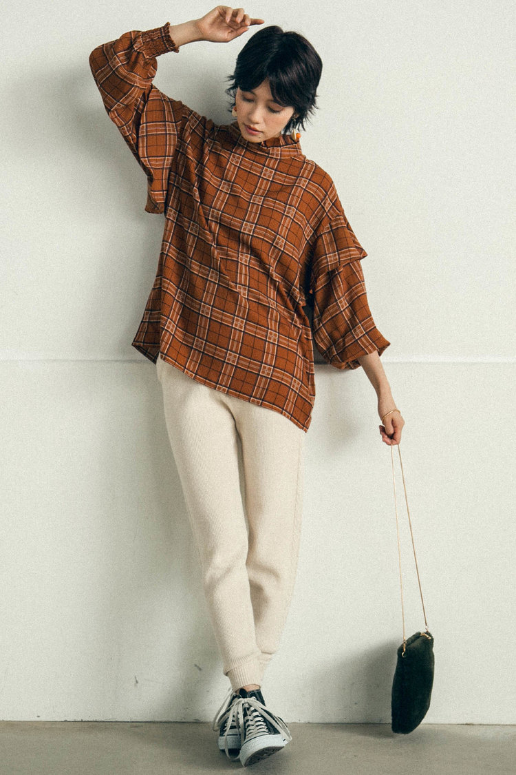 「秋色チェックシャツ×ニットパンツ」で旬のバランス