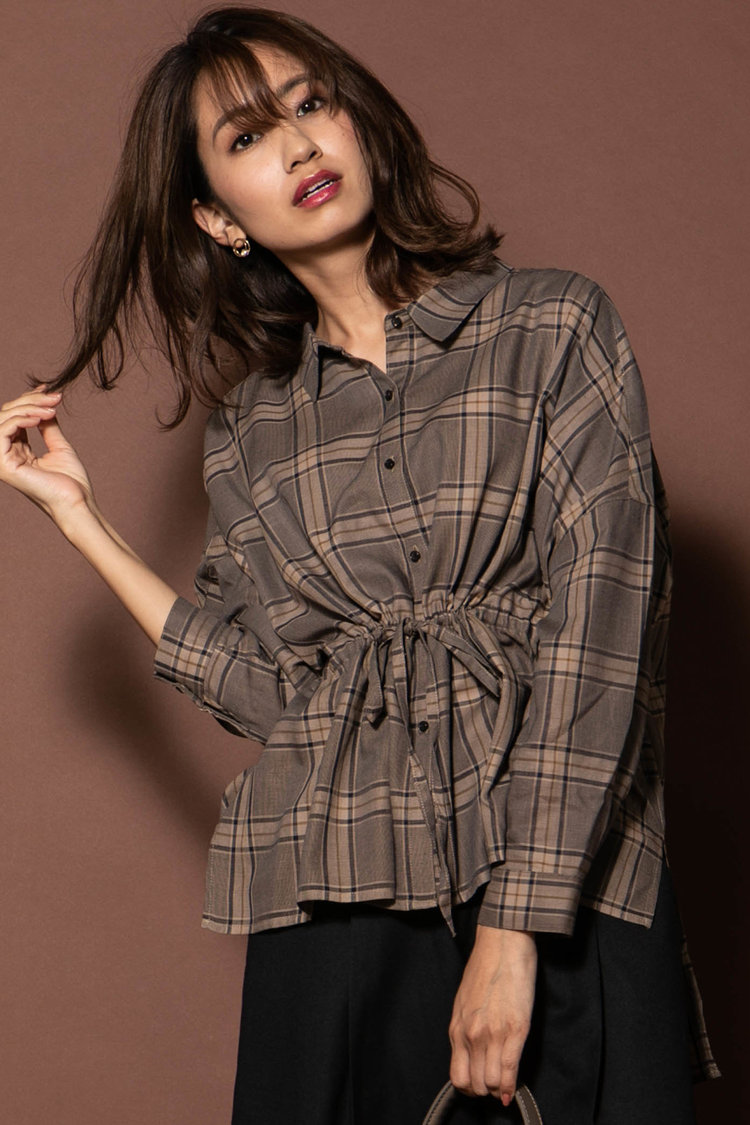 秋色シャツをウエストマーク