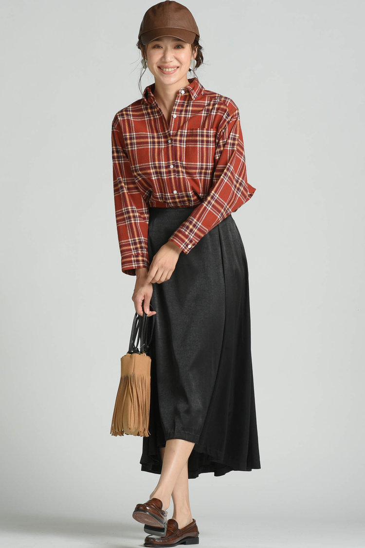 秋色チェックシャツ×スカートで上品カジュアルに