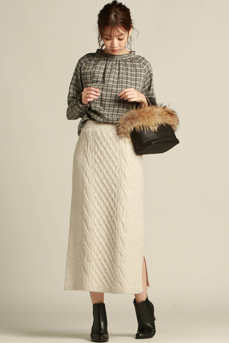 秋色チェックシャツ×スカートで上品カジュアルに