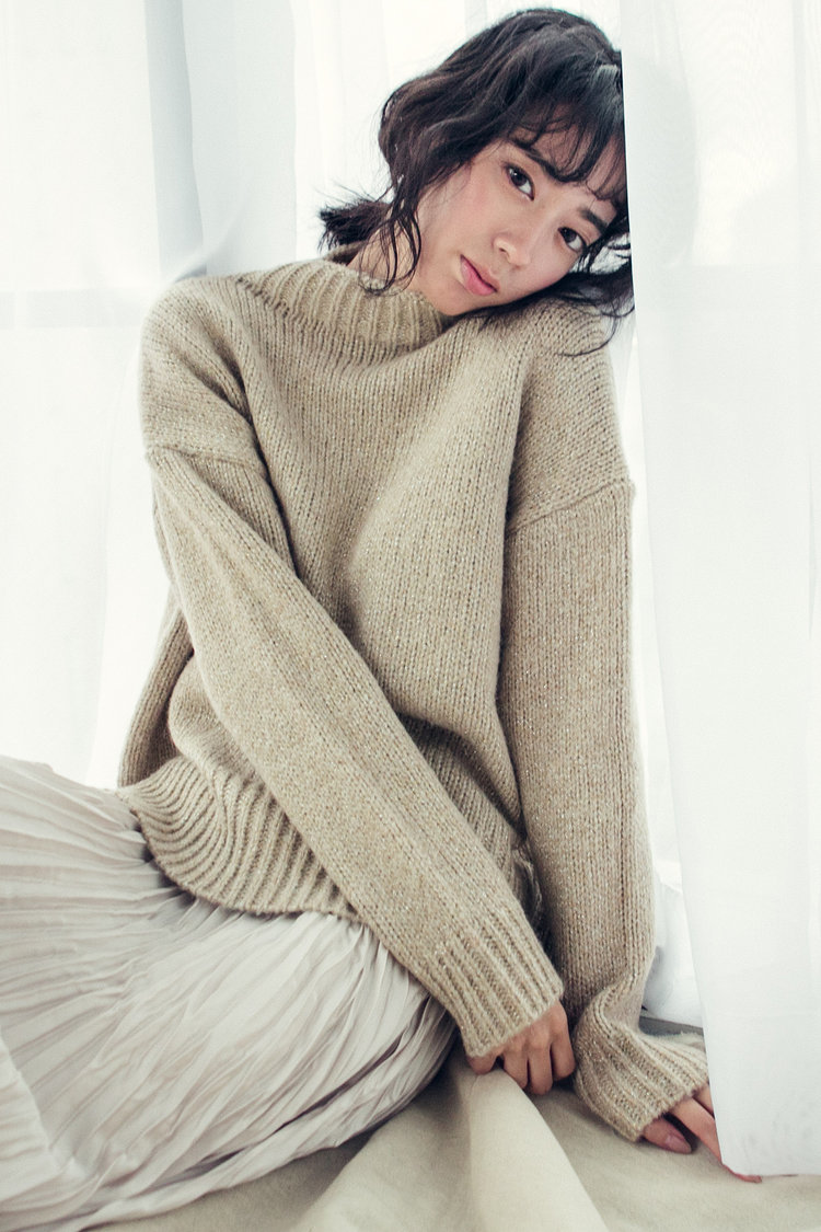 ハイネックトップス × ロング丈スカート