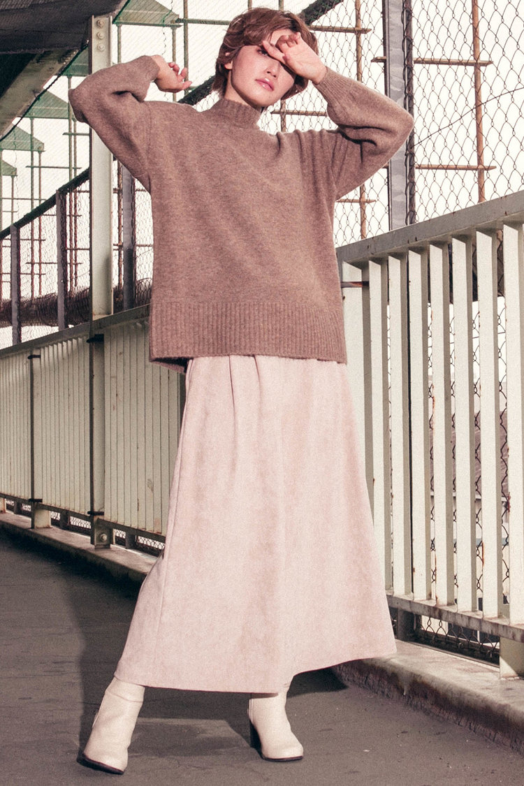 ハイネックトップス × ロング丈スカート