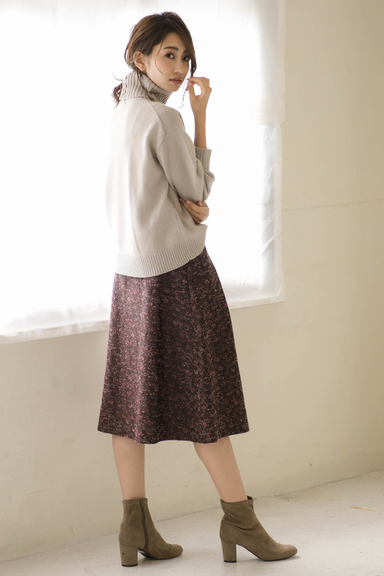 ボリュームネック × コンパクトなまとめ髪