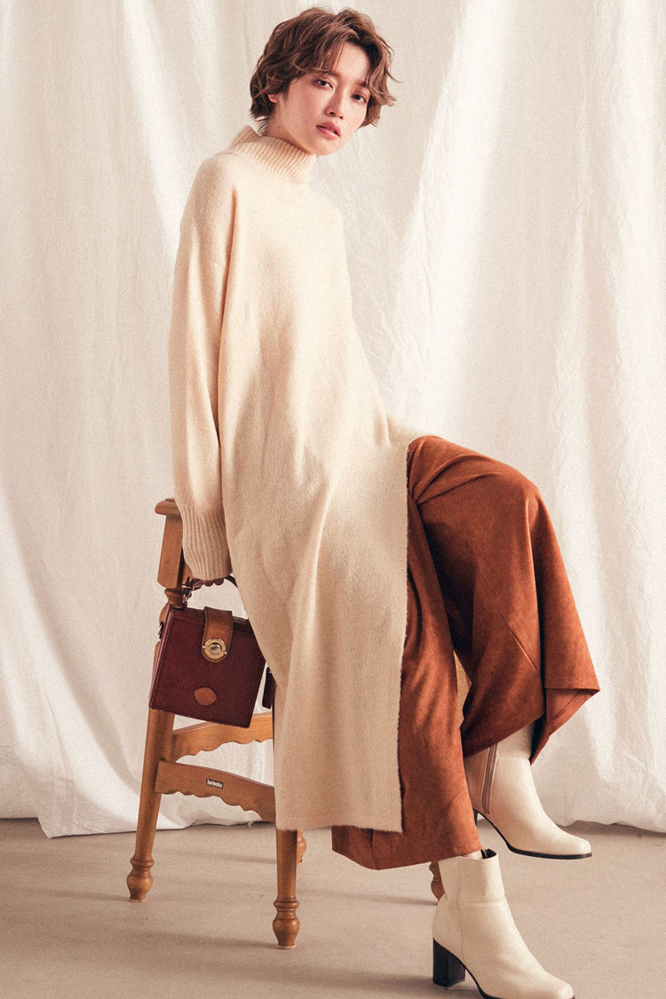 ハイネックでニットワンピを格上げ