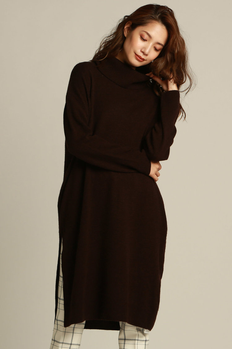 ハイネックでニットワンピを格上げ