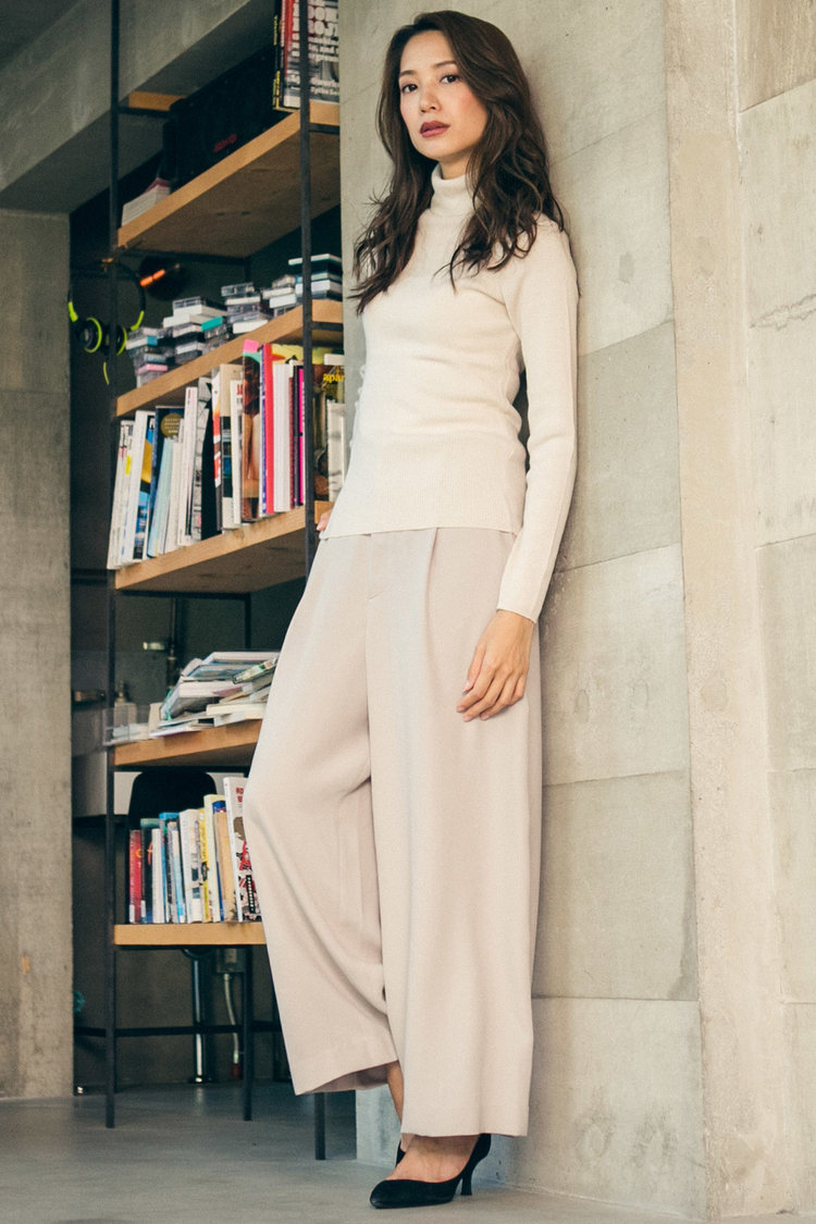 ハイネックトップスでワントーン