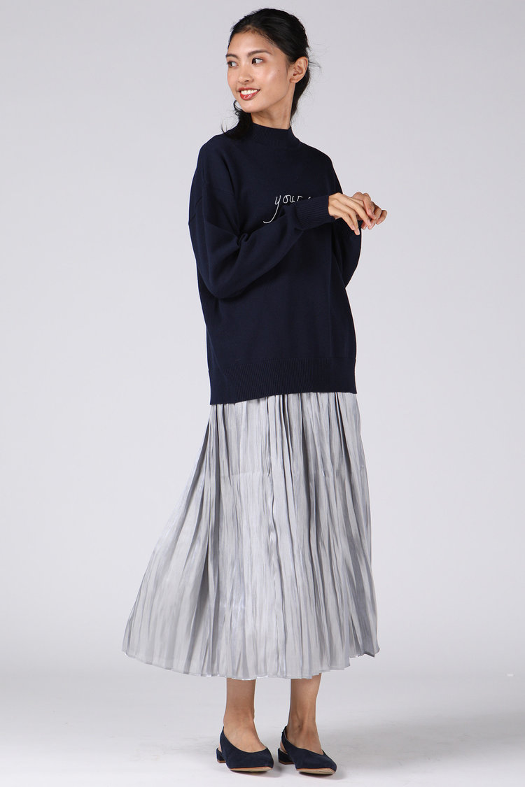 ハイネックならスウェットも大人顔に