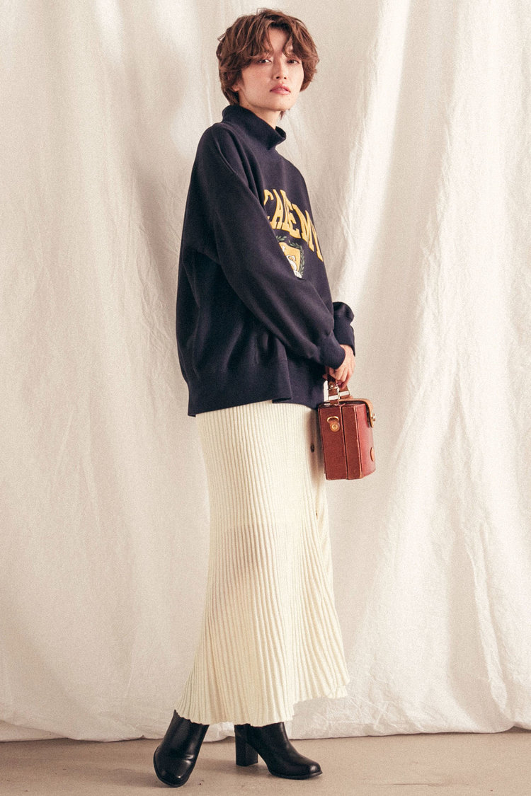 ハイネックならスウェットも大人顔に