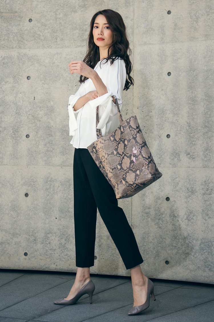 シンプルだけどおしゃれな本革トートバッグ