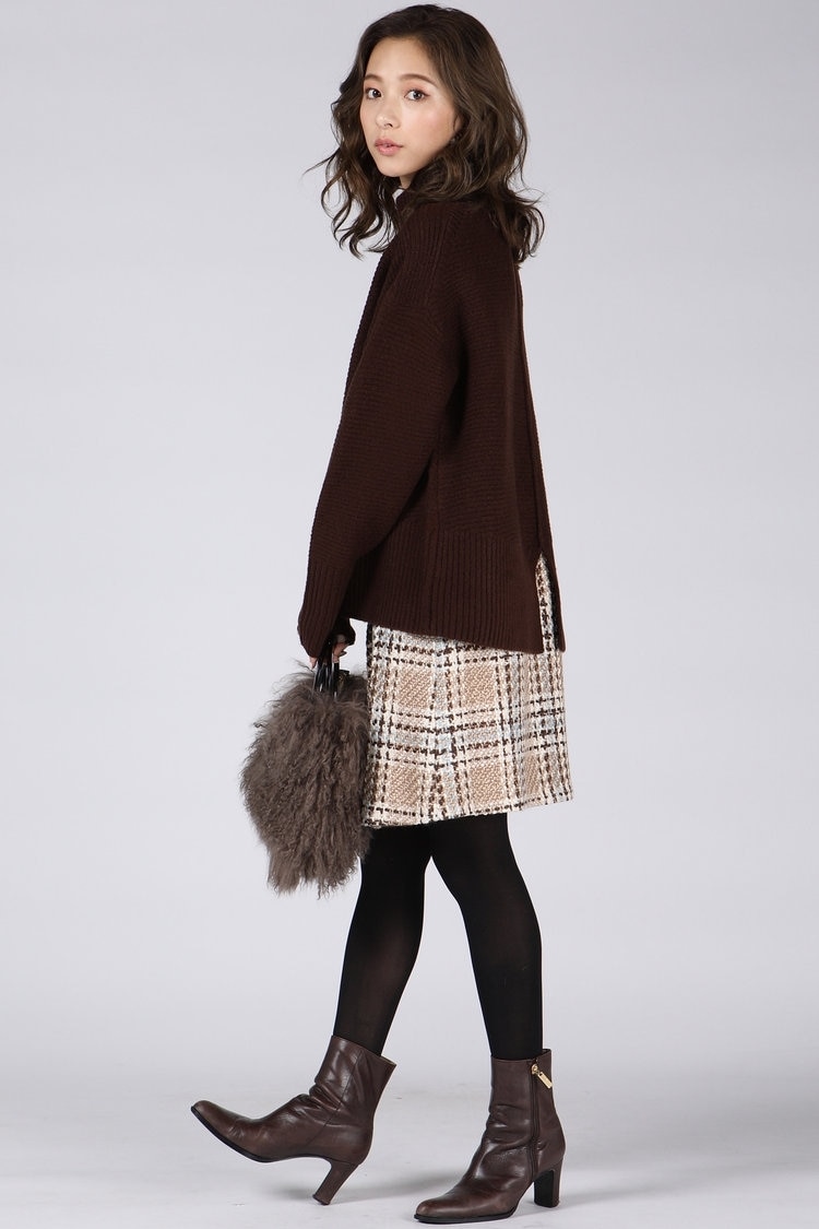 大人のミニスカートでニットに新鮮味をプラス