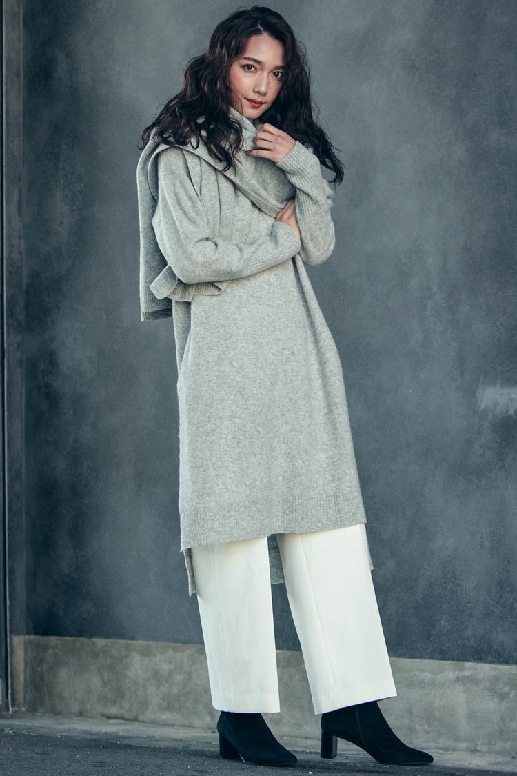 オーバーサイズのニットにあえてのワイドパンツ