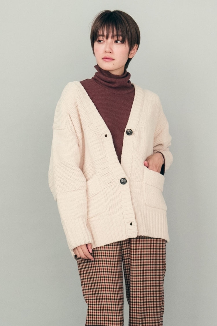 ニットカーディガンをプルオーバーとして