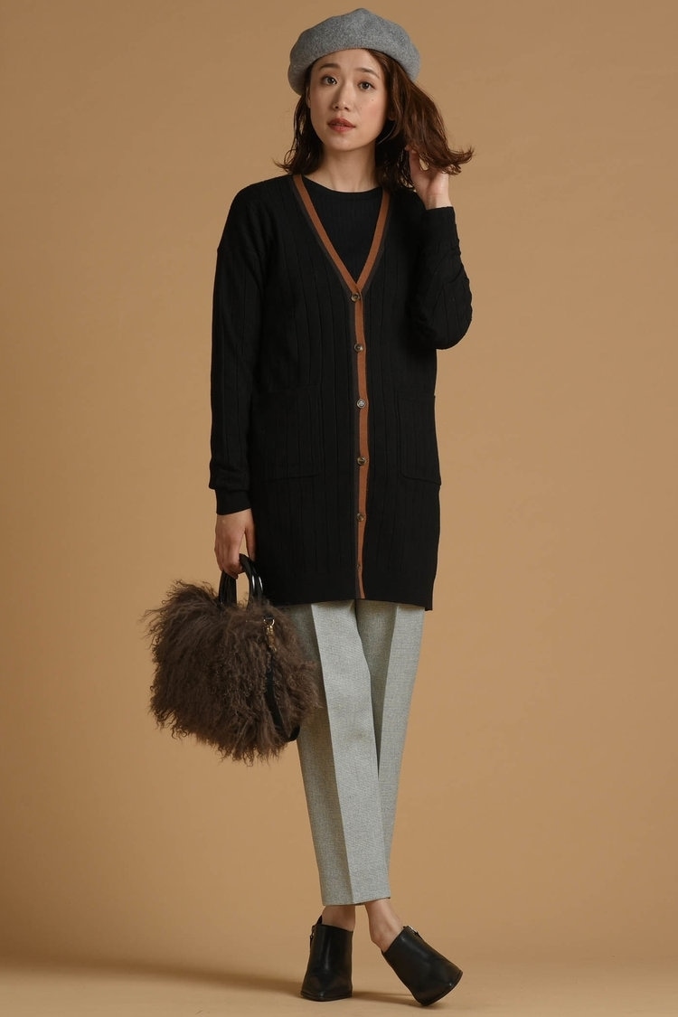 ニットカーディガンをプルオーバーとして