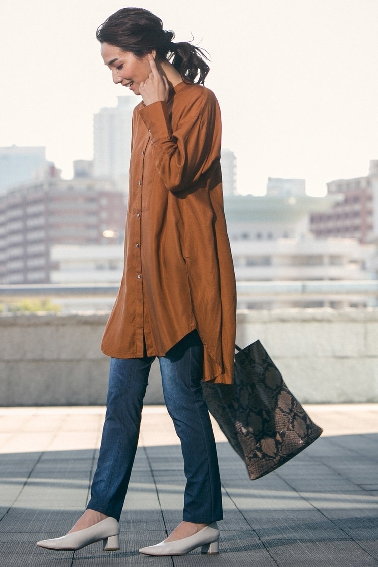 丈長ロングトップスと合わせてデニムらしさをダウン