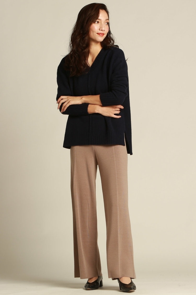 Vネックニットで上半身をスッキリ見せ