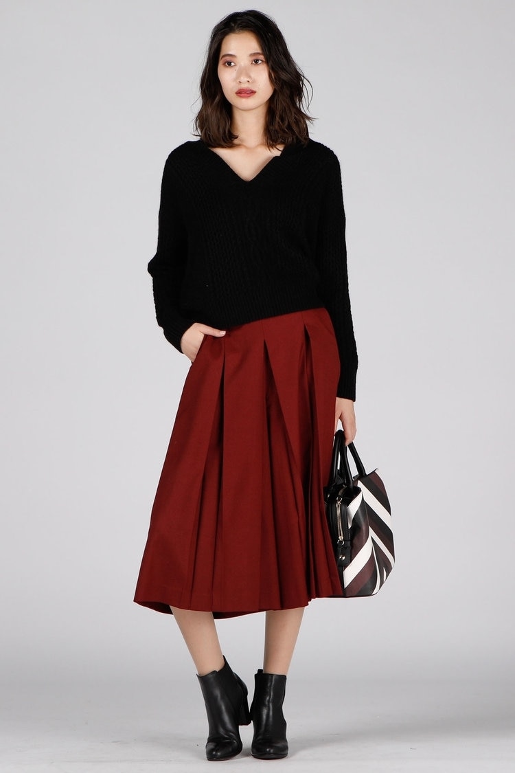 Vネックニットで上半身をスッキリ見せ