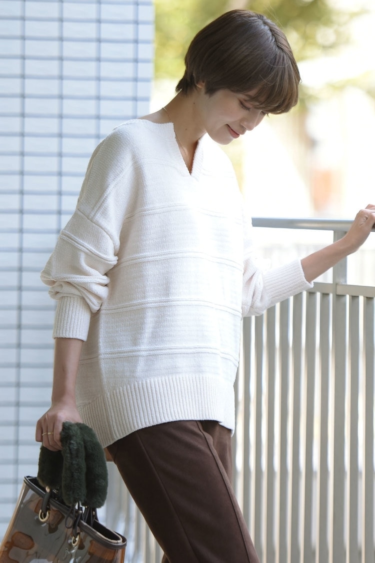 ニットでこなれ感を出せる「襟抜きニット」