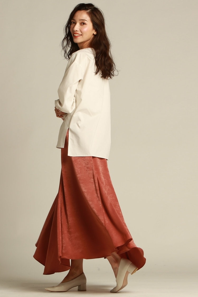 上品なメリハリをもたらす「サテンスカート」