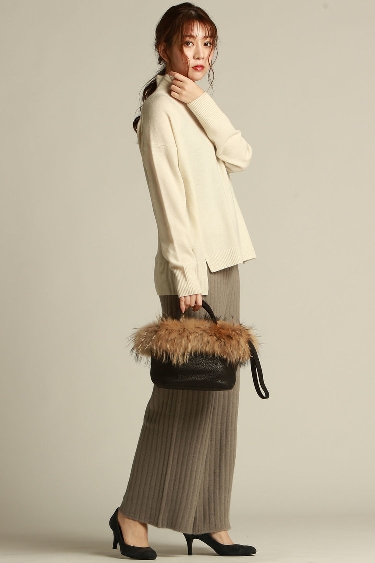 カジュアルには穿かない「ニットパンツ」