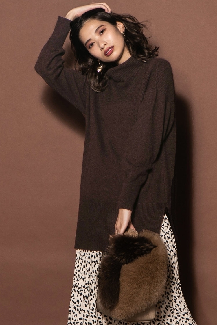 定番ニットはハイネックに更新を