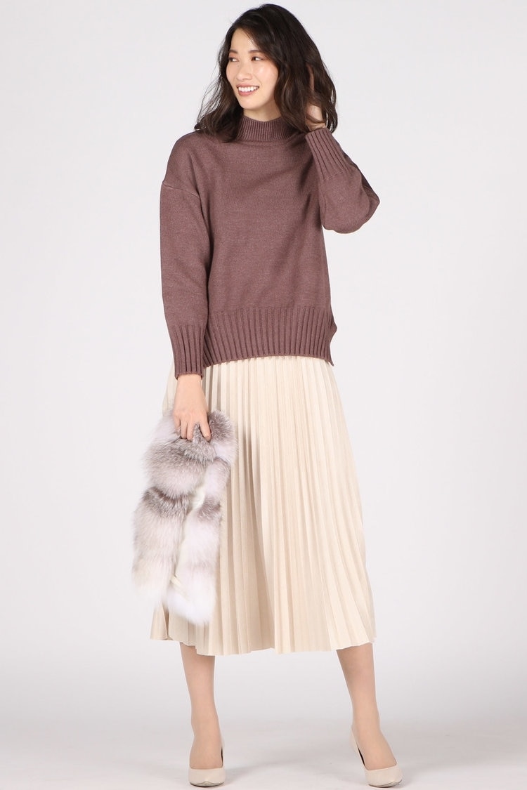 定番ニットはハイネックに更新を