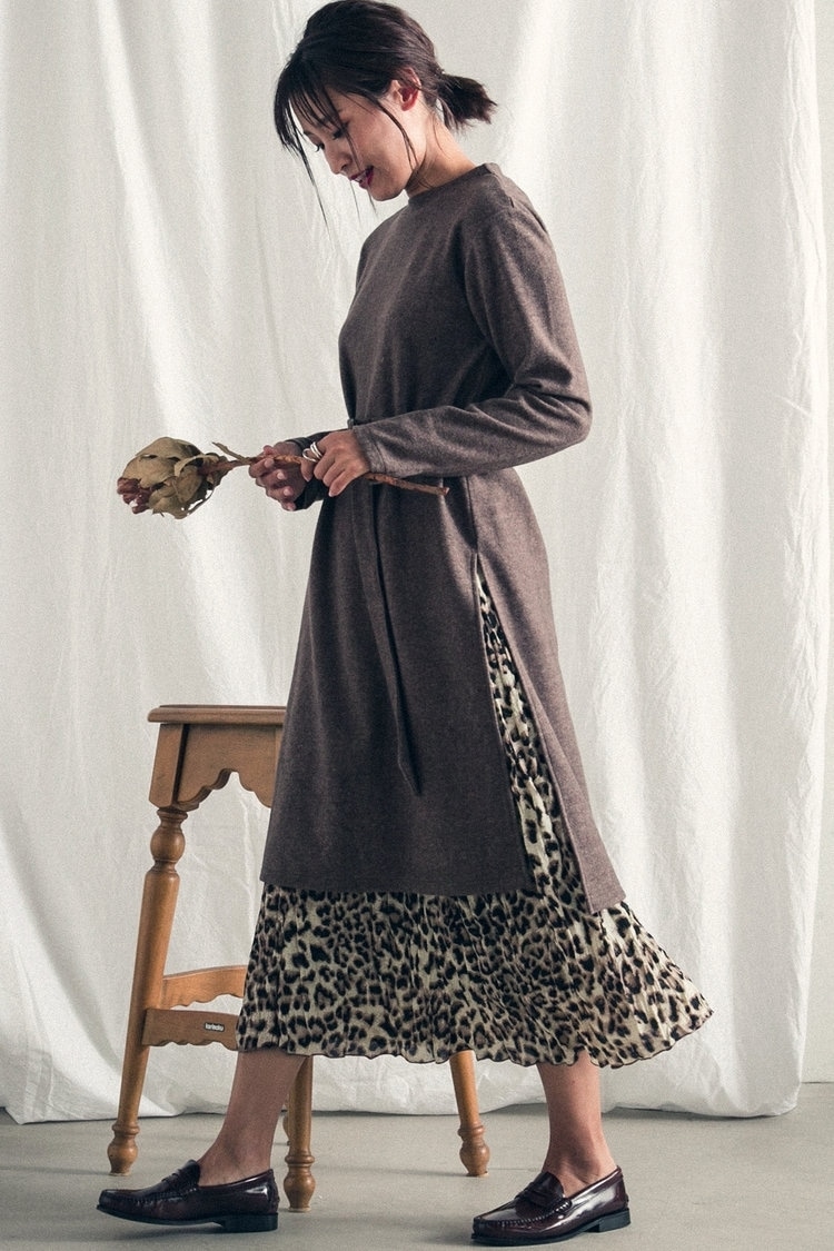 ブラウンで中和されたアニマル柄