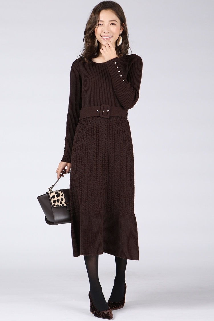 甘いデザインをブラウンで引き締め