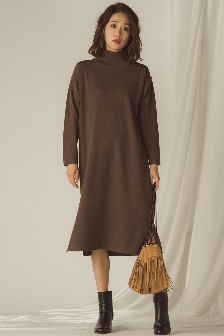 甘いデザインをブラウンで引き締め