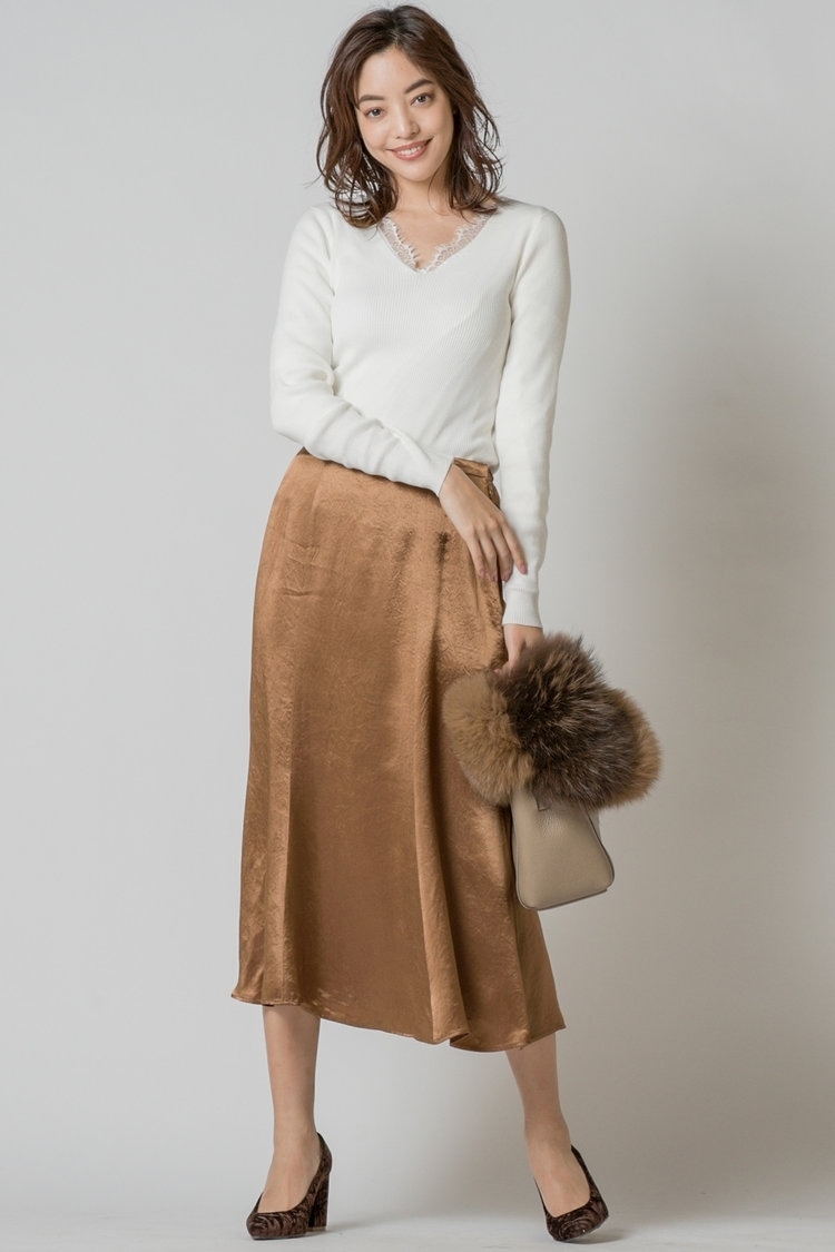 サテン素材でツヤのあるブラウンを楽しむ