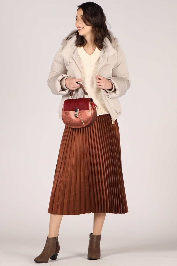 サテン素材でツヤのあるブラウンを楽しむ