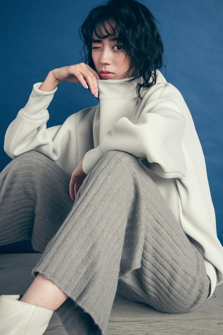 ニットパンツで力を抜く