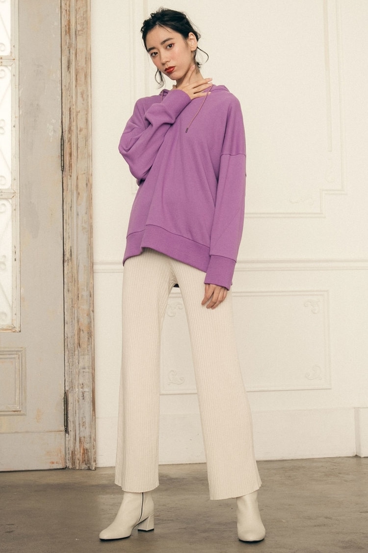 ニットパンツで力を抜く