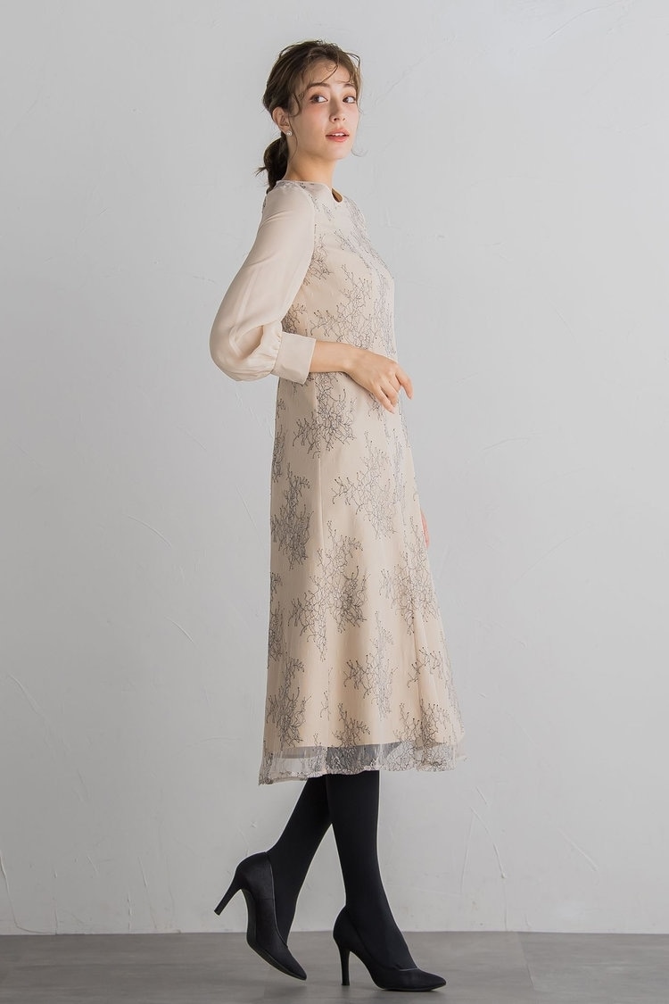 柄ワンピースでフェミニンに