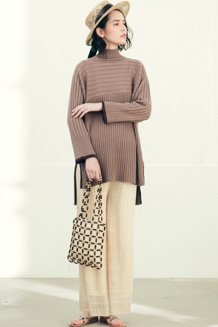 「カフェオレ色」のニュアンスカラーを全身で